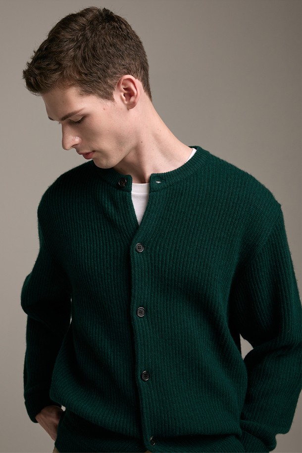 [램스울] 해리스트위드 라운드넥 가디건 그린은 가을, 겨울 시즌 당신의 스타일을 책임질 클래식 가디건입니다. 부드러운 램스울과 나일론 혼방 소재로 제작되어 뛰어난 보온성과 통기성을 자랑하며, 톤온톤의 패치워크 패턴으로 클래식한 무드를 더했습니다. 라운드넥 디자인과 레귤러핏으로 편안한 착용감을 선사하며, 해리스트위드 엘보 패치가 포인트로 적용되어 고급스러움을 더했습니다. 겨울 데일리룩, 모임룩, 카페룩 등 다양한 TPO에 활용 가능하며, 미니멀 또는 캐주얼 스타일과도 훌륭하게 어울립니다.
