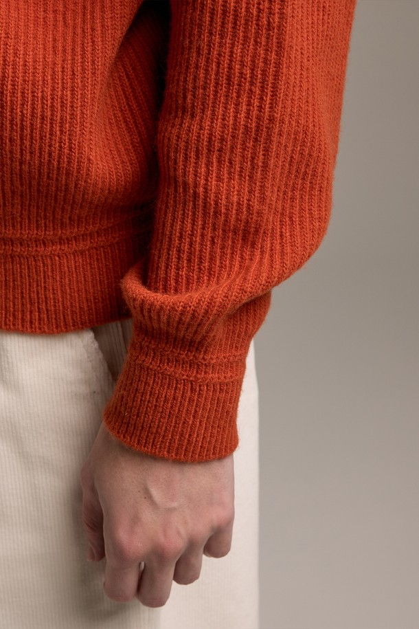 [램스울] 해리스트위드 코만도 스웨터 오렌지는 남성용 니트/스웨터로, 가을과 겨울에 따뜻하게 착용하기 좋습니다. 부드러운 촉감의 램스울과 나일론 혼방 소재로 제작되었으며, 클래식하고 밀리터리한 무드를 연출합니다. 오렌지, 브라운, 그레이 3가지 컬러로 출시되었으며, 레귤러핏에 라운드넥 디자인입니다. 해리스트위드 숄더 패치와 리브 소매단 및 밑단, 그리고 강화된 어깨 구조가 특징이며, 7개월 미만 어린 양털을 사용하여 고급스러움을 더했습니다. 겨울 데일리룩, 출근룩, 데이트룩 등 다양한 TPO에 클래식, 미니멀, 캐주얼 스타일로 연출하기 좋습니다.
