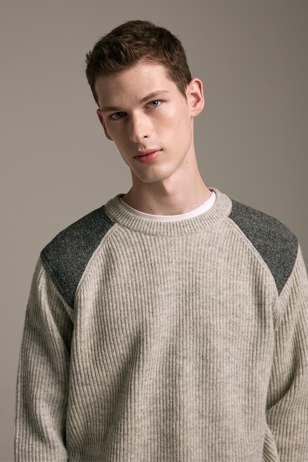 **[램스울] 해리스트위드 코만도 스웨터 그레이**는 가을과 겨울, 일상에서 클래식하고 캐주얼한 스타일을 연출하기 좋은 남성용 니트 스웨터입니다. 부드러운 촉감의 램스울과 나일론 혼방 소재로 제작되었으며, 레귤러 핏에 긴 소매와 라운드넥 디자인을 갖추었습니다. 특히, 해리스트위드 숄더 패치와 리브드 소매단 및 밑단, 그리고 견고한 실루엣이 특징으로, 밀리터리 무드를 더합니다. 그레이, 오렌지, 브라운의 다양한 컬러 옵션이 있으며, 겨울 데일리룩, 모임룩, 데이트룩 등 다양한 TPO에 활용하기 좋습니다.
