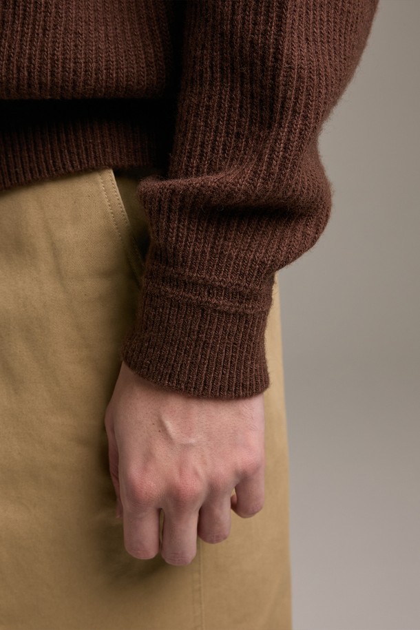 [램스울] 해리스트위드 코만도 스웨터 브라운은 남성용 니트/스웨터로, 가을과 겨울에 어울리는 두꺼운 두께감의 제품입니다. 램스울 소재를 사용하여 부드러운 촉감을 제공하며, 어깨 부분에는 해리스트위드 패치, 소매단과 밑단에는 리브 조직 디테일이 적용되어 밀리터리 및 클래식 스타일을 연출합니다. 레귤러 핏과 라운드넥 디자인으로 제작되었으며, 보강된 구조로 내구성을 높였습니다. 일상, 모임, 비즈니스 캐주얼 등 다양한 TPO에 활용 가능하며, 클래식, 미니멀, 워크웨어 스타일을 선호하는 분들께 추천드립니다. 개발자 서명이 있는 스페셜 포인트 라벨이 부착되어 특별함을 더합니다.
