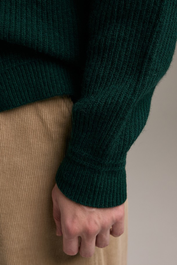 [램스울] 해리스트위드 라운드넥 가디건 그린은 가을, 겨울 시즌 당신의 스타일을 책임질 클래식 가디건입니다. 부드러운 램스울과 나일론 혼방 소재로 제작되어 뛰어난 보온성과 통기성을 자랑하며, 톤온톤의 패치워크 패턴으로 클래식한 무드를 더했습니다. 라운드넥 디자인과 레귤러핏으로 편안한 착용감을 선사하며, 해리스트위드 엘보 패치가 포인트로 적용되어 고급스러움을 더했습니다. 겨울 데일리룩, 모임룩, 카페룩 등 다양한 TPO에 활용 가능하며, 미니멀 또는 캐주얼 스타일과도 훌륭하게 어울립니다.
