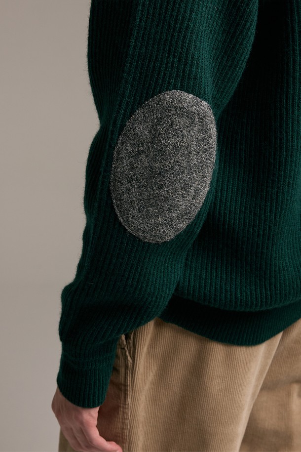 [램스울] 해리스트위드 라운드넥 가디건 그린은 가을, 겨울 시즌 당신의 스타일을 책임질 클래식 가디건입니다. 부드러운 램스울과 나일론 혼방 소재로 제작되어 뛰어난 보온성과 통기성을 자랑하며, 톤온톤의 패치워크 패턴으로 클래식한 무드를 더했습니다. 라운드넥 디자인과 레귤러핏으로 편안한 착용감을 선사하며, 해리스트위드 엘보 패치가 포인트로 적용되어 고급스러움을 더했습니다. 겨울 데일리룩, 모임룩, 카페룩 등 다양한 TPO에 활용 가능하며, 미니멀 또는 캐주얼 스타일과도 훌륭하게 어울립니다.
