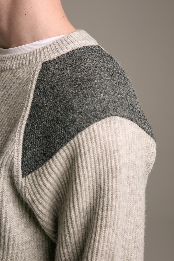 **[램스울] 해리스트위드 코만도 스웨터 그레이**는 가을과 겨울, 일상에서 클래식하고 캐주얼한 스타일을 연출하기 좋은 남성용 니트 스웨터입니다. 부드러운 촉감의 램스울과 나일론 혼방 소재로 제작되었으며, 레귤러 핏에 긴 소매와 라운드넥 디자인을 갖추었습니다. 특히, 해리스트위드 숄더 패치와 리브드 소매단 및 밑단, 그리고 견고한 실루엣이 특징으로, 밀리터리 무드를 더합니다. 그레이, 오렌지, 브라운의 다양한 컬러 옵션이 있으며, 겨울 데일리룩, 모임룩, 데이트룩 등 다양한 TPO에 활용하기 좋습니다.
