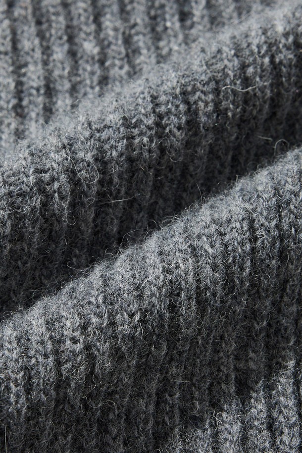 [램스울] 해리스트위드 라운드넥 가디건 그레이는 램스울 소재로 제작되어 부드러운 촉감을 자랑하며, 가을과 겨울에 따뜻하게 착용할 수 있습니다. 클래식하고 베이직한 스타일로, 출근룩, 겨울 데일리룩, 모임룩 등 다양한 TPO에 활용하기 좋습니다. 톤 다운된 그레이 컬러와 해리스트위드 엘보 패치가 특징이며, 레귤러핏 라운드넥 디자인입니다. 커프스와 밑단은 리브드 마감 처리되었으며, 신축성 방지 조직으로 변형 없이 오래 입을 수 있습니다.
