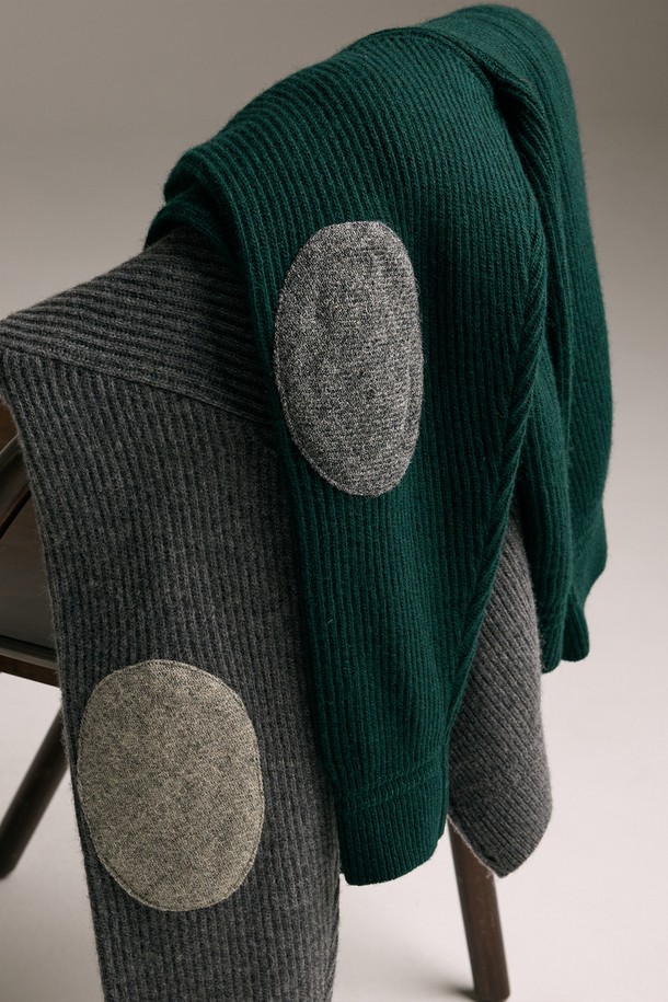 [램스울] 해리스트위드 라운드넥 가디건 그린은 가을, 겨울 시즌 당신의 스타일을 책임질 클래식 가디건입니다. 부드러운 램스울과 나일론 혼방 소재로 제작되어 뛰어난 보온성과 통기성을 자랑하며, 톤온톤의 패치워크 패턴으로 클래식한 무드를 더했습니다. 라운드넥 디자인과 레귤러핏으로 편안한 착용감을 선사하며, 해리스트위드 엘보 패치가 포인트로 적용되어 고급스러움을 더했습니다. 겨울 데일리룩, 모임룩, 카페룩 등 다양한 TPO에 활용 가능하며, 미니멀 또는 캐주얼 스타일과도 훌륭하게 어울립니다.
