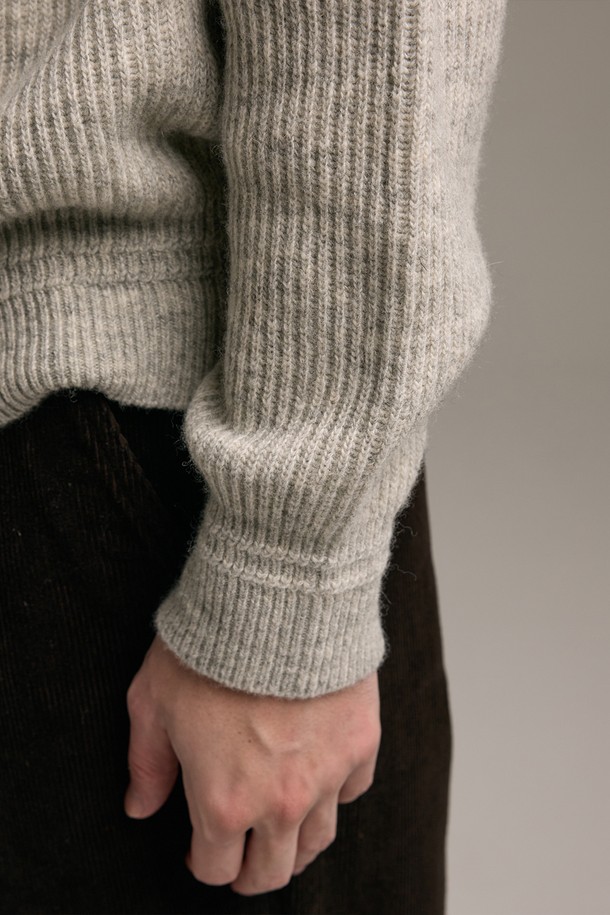 **[램스울] 해리스트위드 코만도 스웨터 그레이**는 가을과 겨울, 일상에서 클래식하고 캐주얼한 스타일을 연출하기 좋은 남성용 니트 스웨터입니다. 부드러운 촉감의 램스울과 나일론 혼방 소재로 제작되었으며, 레귤러 핏에 긴 소매와 라운드넥 디자인을 갖추었습니다. 특히, 해리스트위드 숄더 패치와 리브드 소매단 및 밑단, 그리고 견고한 실루엣이 특징으로, 밀리터리 무드를 더합니다. 그레이, 오렌지, 브라운의 다양한 컬러 옵션이 있으며, 겨울 데일리룩, 모임룩, 데이트룩 등 다양한 TPO에 활용하기 좋습니다.
