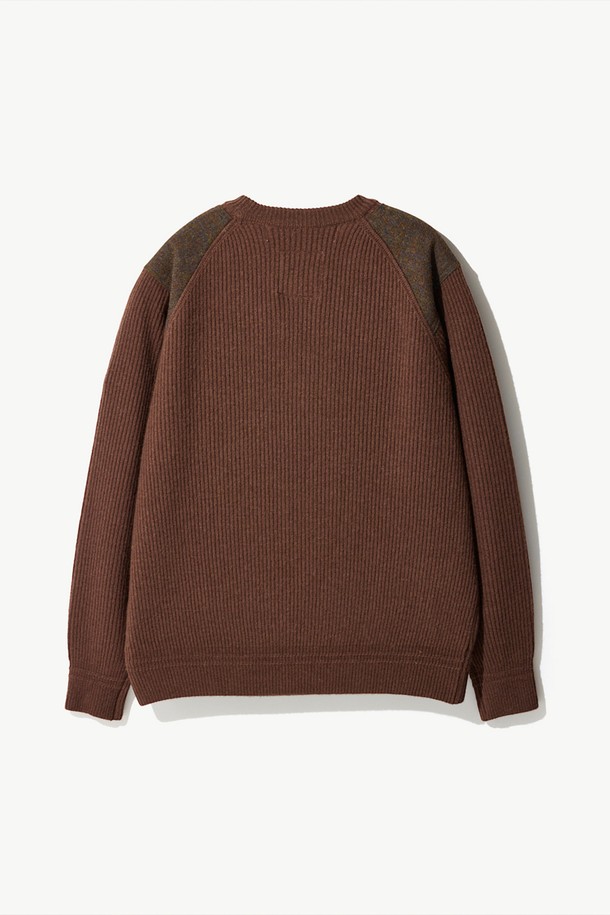 [램스울] 해리스트위드 코만도 스웨터 브라운은 남성용 니트/스웨터로, 가을과 겨울에 어울리는 두꺼운 두께감의 제품입니다. 램스울 소재를 사용하여 부드러운 촉감을 제공하며, 어깨 부분에는 해리스트위드 패치, 소매단과 밑단에는 리브 조직 디테일이 적용되어 밀리터리 및 클래식 스타일을 연출합니다. 레귤러 핏과 라운드넥 디자인으로 제작되었으며, 보강된 구조로 내구성을 높였습니다. 일상, 모임, 비즈니스 캐주얼 등 다양한 TPO에 활용 가능하며, 클래식, 미니멀, 워크웨어 스타일을 선호하는 분들께 추천드립니다. 개발자 서명이 있는 스페셜 포인트 라벨이 부착되어 특별함을 더합니다.
