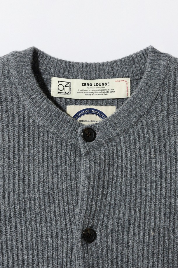 [램스울] 해리스트위드 라운드넥 가디건 그레이는 램스울 소재로 제작되어 부드러운 촉감을 자랑하며, 가을과 겨울에 따뜻하게 착용할 수 있습니다. 클래식하고 베이직한 스타일로, 출근룩, 겨울 데일리룩, 모임룩 등 다양한 TPO에 활용하기 좋습니다. 톤 다운된 그레이 컬러와 해리스트위드 엘보 패치가 특징이며, 레귤러핏 라운드넥 디자인입니다. 커프스와 밑단은 리브드 마감 처리되었으며, 신축성 방지 조직으로 변형 없이 오래 입을 수 있습니다.
