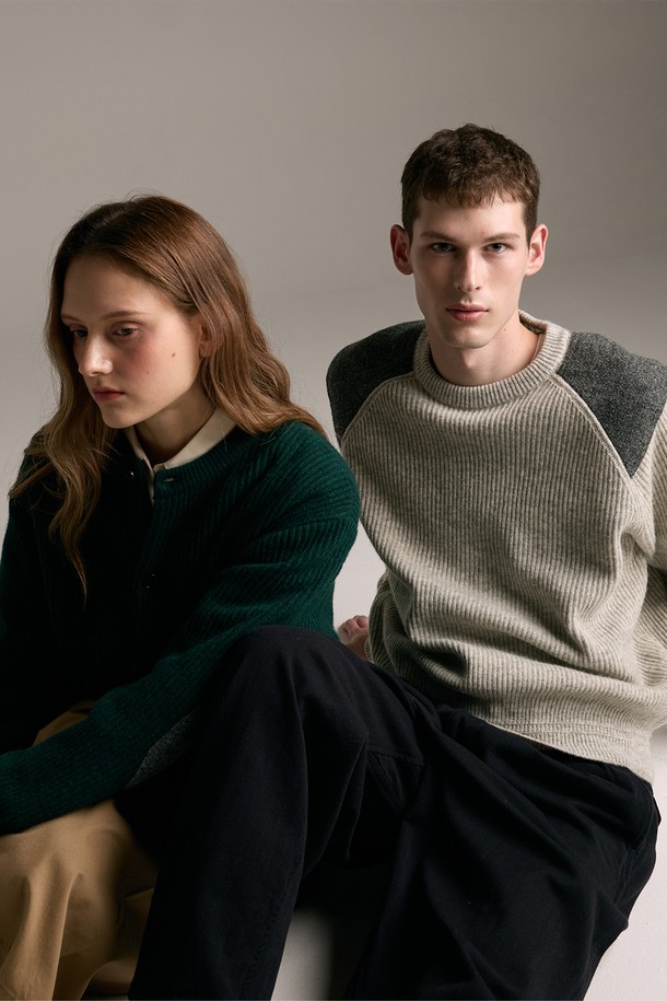 [램스울] 해리스트위드 라운드넥 가디건 그린은 가을, 겨울 시즌 당신의 스타일을 책임질 클래식 가디건입니다. 부드러운 램스울과 나일론 혼방 소재로 제작되어 뛰어난 보온성과 통기성을 자랑하며, 톤온톤의 패치워크 패턴으로 클래식한 무드를 더했습니다. 라운드넥 디자인과 레귤러핏으로 편안한 착용감을 선사하며, 해리스트위드 엘보 패치가 포인트로 적용되어 고급스러움을 더했습니다. 겨울 데일리룩, 모임룩, 카페룩 등 다양한 TPO에 활용 가능하며, 미니멀 또는 캐주얼 스타일과도 훌륭하게 어울립니다.
