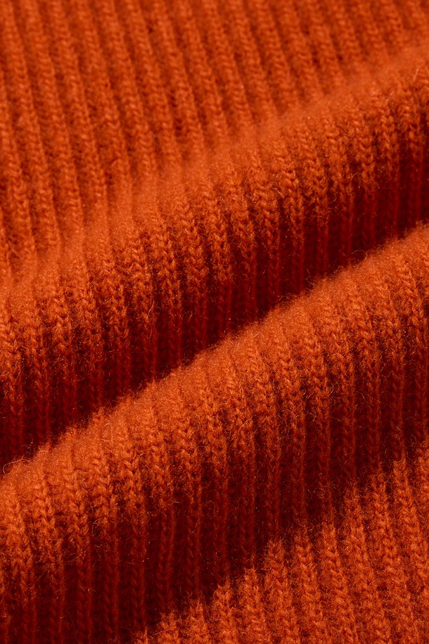 [램스울] 해리스트위드 코만도 스웨터 오렌지는 남성용 니트/스웨터로, 가을과 겨울에 따뜻하게 착용하기 좋습니다. 부드러운 촉감의 램스울과 나일론 혼방 소재로 제작되었으며, 클래식하고 밀리터리한 무드를 연출합니다. 오렌지, 브라운, 그레이 3가지 컬러로 출시되었으며, 레귤러핏에 라운드넥 디자인입니다. 해리스트위드 숄더 패치와 리브 소매단 및 밑단, 그리고 강화된 어깨 구조가 특징이며, 7개월 미만 어린 양털을 사용하여 고급스러움을 더했습니다. 겨울 데일리룩, 출근룩, 데이트룩 등 다양한 TPO에 클래식, 미니멀, 캐주얼 스타일로 연출하기 좋습니다.
