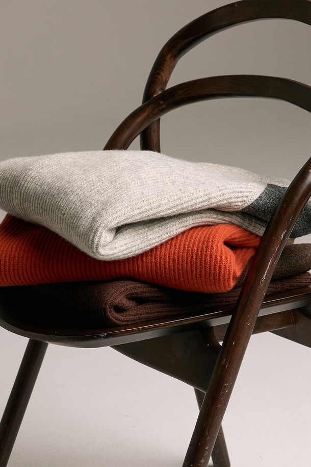 **[램스울] 해리스트위드 코만도 스웨터 그레이**는 가을과 겨울, 일상에서 클래식하고 캐주얼한 스타일을 연출하기 좋은 남성용 니트 스웨터입니다. 부드러운 촉감의 램스울과 나일론 혼방 소재로 제작되었으며, 레귤러 핏에 긴 소매와 라운드넥 디자인을 갖추었습니다. 특히, 해리스트위드 숄더 패치와 리브드 소매단 및 밑단, 그리고 견고한 실루엣이 특징으로, 밀리터리 무드를 더합니다. 그레이, 오렌지, 브라운의 다양한 컬러 옵션이 있으며, 겨울 데일리룩, 모임룩, 데이트룩 등 다양한 TPO에 활용하기 좋습니다.
