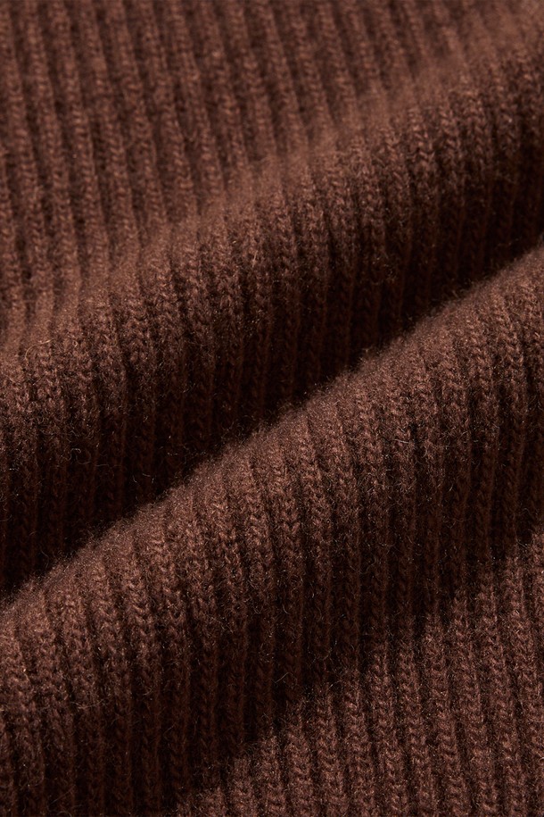 [램스울] 해리스트위드 코만도 스웨터 브라운은 남성용 니트/스웨터로, 가을과 겨울에 어울리는 두꺼운 두께감의 제품입니다. 램스울 소재를 사용하여 부드러운 촉감을 제공하며, 어깨 부분에는 해리스트위드 패치, 소매단과 밑단에는 리브 조직 디테일이 적용되어 밀리터리 및 클래식 스타일을 연출합니다. 레귤러 핏과 라운드넥 디자인으로 제작되었으며, 보강된 구조로 내구성을 높였습니다. 일상, 모임, 비즈니스 캐주얼 등 다양한 TPO에 활용 가능하며, 클래식, 미니멀, 워크웨어 스타일을 선호하는 분들께 추천드립니다. 개발자 서명이 있는 스페셜 포인트 라벨이 부착되어 특별함을 더합니다.
