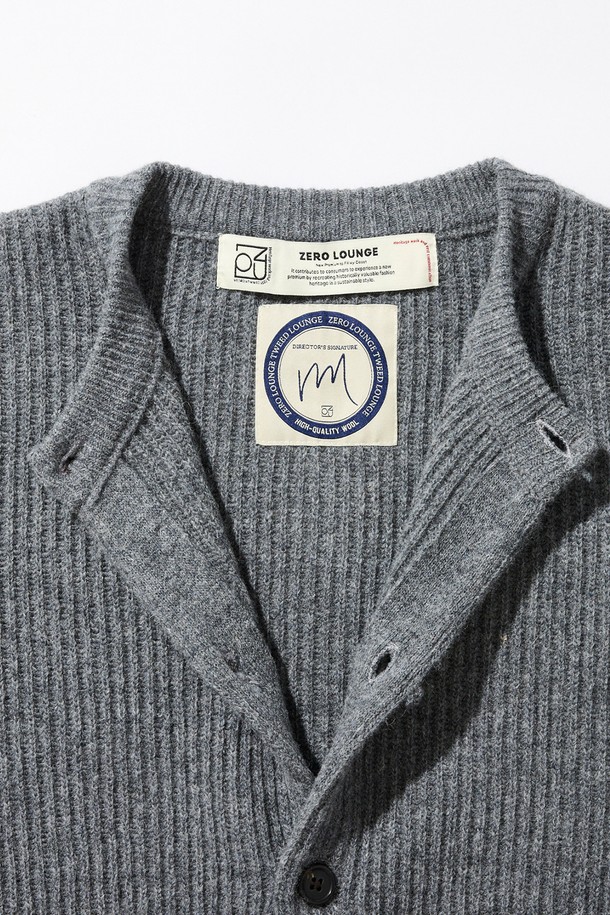 [램스울] 해리스트위드 라운드넥 가디건 그레이는 램스울 소재로 제작되어 부드러운 촉감을 자랑하며, 가을과 겨울에 따뜻하게 착용할 수 있습니다. 클래식하고 베이직한 스타일로, 출근룩, 겨울 데일리룩, 모임룩 등 다양한 TPO에 활용하기 좋습니다. 톤 다운된 그레이 컬러와 해리스트위드 엘보 패치가 특징이며, 레귤러핏 라운드넥 디자인입니다. 커프스와 밑단은 리브드 마감 처리되었으며, 신축성 방지 조직으로 변형 없이 오래 입을 수 있습니다.
