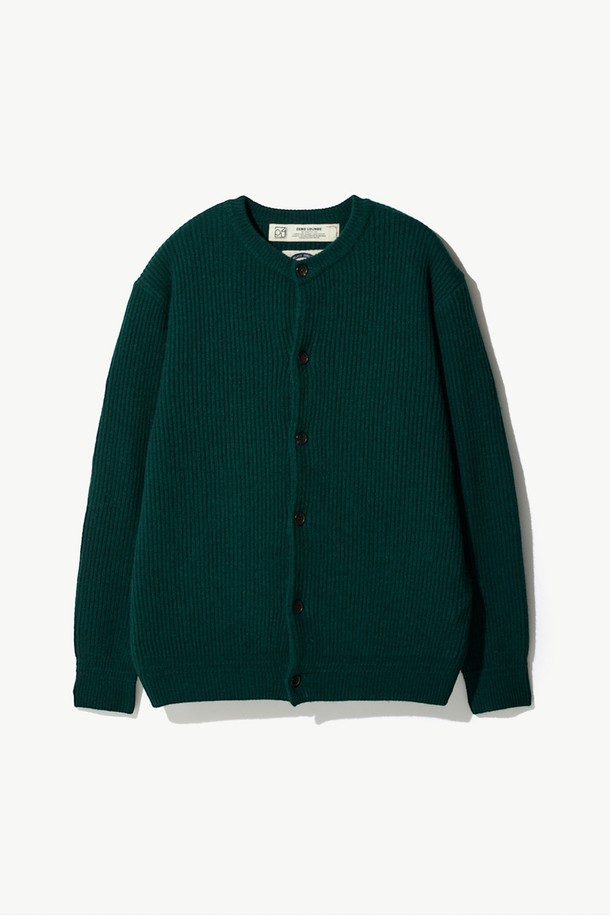 [램스울] 해리스트위드 라운드넥 가디건 그린은 가을, 겨울 시즌 당신의 스타일을 책임질 클래식 가디건입니다. 부드러운 램스울과 나일론 혼방 소재로 제작되어 뛰어난 보온성과 통기성을 자랑하며, 톤온톤의 패치워크 패턴으로 클래식한 무드를 더했습니다. 라운드넥 디자인과 레귤러핏으로 편안한 착용감을 선사하며, 해리스트위드 엘보 패치가 포인트로 적용되어 고급스러움을 더했습니다. 겨울 데일리룩, 모임룩, 카페룩 등 다양한 TPO에 활용 가능하며, 미니멀 또는 캐주얼 스타일과도 훌륭하게 어울립니다.
