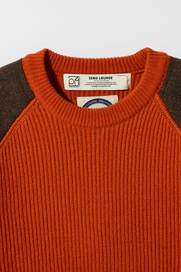 [램스울] 해리스트위드 코만도 스웨터 오렌지는 남성용 니트/스웨터로, 가을과 겨울에 따뜻하게 착용하기 좋습니다. 부드러운 촉감의 램스울과 나일론 혼방 소재로 제작되었으며, 클래식하고 밀리터리한 무드를 연출합니다. 오렌지, 브라운, 그레이 3가지 컬러로 출시되었으며, 레귤러핏에 라운드넥 디자인입니다. 해리스트위드 숄더 패치와 리브 소매단 및 밑단, 그리고 강화된 어깨 구조가 특징이며, 7개월 미만 어린 양털을 사용하여 고급스러움을 더했습니다. 겨울 데일리룩, 출근룩, 데이트룩 등 다양한 TPO에 클래식, 미니멀, 캐주얼 스타일로 연출하기 좋습니다.
