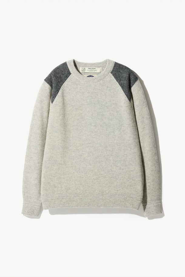 **[램스울] 해리스트위드 코만도 스웨터 그레이**는 가을과 겨울, 일상에서 클래식하고 캐주얼한 스타일을 연출하기 좋은 남성용 니트 스웨터입니다. 부드러운 촉감의 램스울과 나일론 혼방 소재로 제작되었으며, 레귤러 핏에 긴 소매와 라운드넥 디자인을 갖추었습니다. 특히, 해리스트위드 숄더 패치와 리브드 소매단 및 밑단, 그리고 견고한 실루엣이 특징으로, 밀리터리 무드를 더합니다. 그레이, 오렌지, 브라운의 다양한 컬러 옵션이 있으며, 겨울 데일리룩, 모임룩, 데이트룩 등 다양한 TPO에 활용하기 좋습니다.
