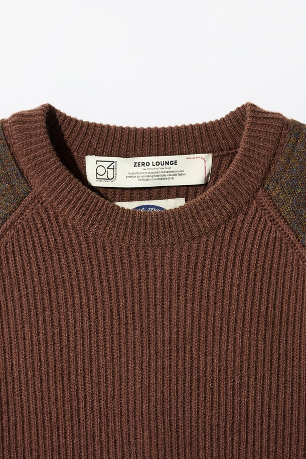 [램스울] 해리스트위드 코만도 스웨터 브라운은 남성용 니트/스웨터로, 가을과 겨울에 어울리는 두꺼운 두께감의 제품입니다. 램스울 소재를 사용하여 부드러운 촉감을 제공하며, 어깨 부분에는 해리스트위드 패치, 소매단과 밑단에는 리브 조직 디테일이 적용되어 밀리터리 및 클래식 스타일을 연출합니다. 레귤러 핏과 라운드넥 디자인으로 제작되었으며, 보강된 구조로 내구성을 높였습니다. 일상, 모임, 비즈니스 캐주얼 등 다양한 TPO에 활용 가능하며, 클래식, 미니멀, 워크웨어 스타일을 선호하는 분들께 추천드립니다. 개발자 서명이 있는 스페셜 포인트 라벨이 부착되어 특별함을 더합니다.
