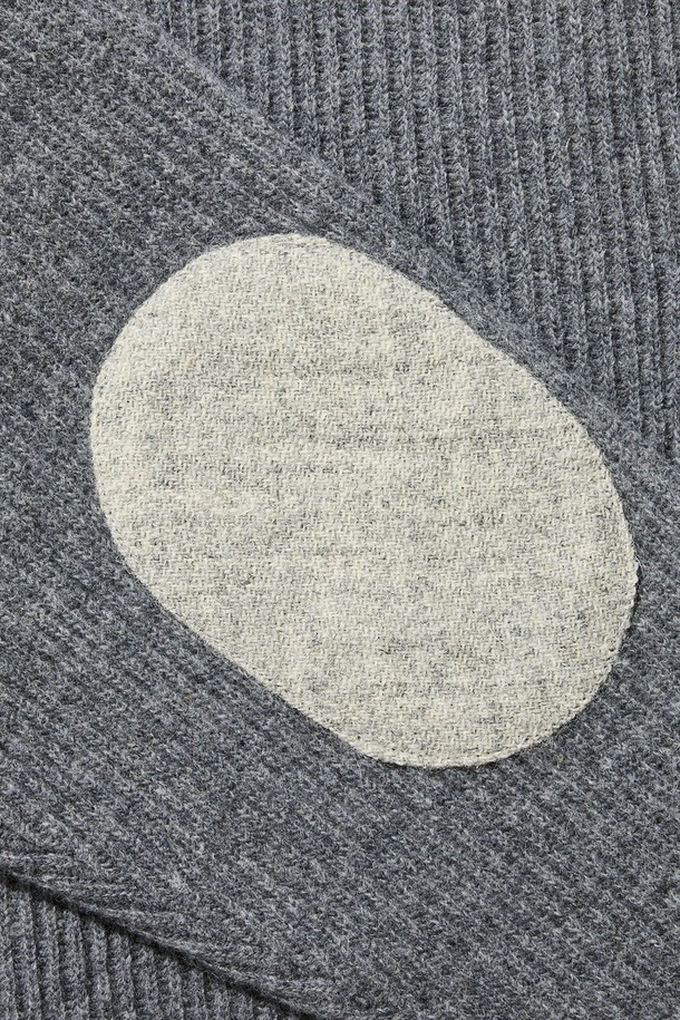 [램스울] 해리스트위드 라운드넥 가디건 그레이는 램스울 소재로 제작되어 부드러운 촉감을 자랑하며, 가을과 겨울에 따뜻하게 착용할 수 있습니다. 클래식하고 베이직한 스타일로, 출근룩, 겨울 데일리룩, 모임룩 등 다양한 TPO에 활용하기 좋습니다. 톤 다운된 그레이 컬러와 해리스트위드 엘보 패치가 특징이며, 레귤러핏 라운드넥 디자인입니다. 커프스와 밑단은 리브드 마감 처리되었으며, 신축성 방지 조직으로 변형 없이 오래 입을 수 있습니다.
