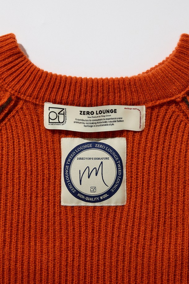 [램스울] 해리스트위드 코만도 스웨터 오렌지는 남성용 니트/스웨터로, 가을과 겨울에 따뜻하게 착용하기 좋습니다. 부드러운 촉감의 램스울과 나일론 혼방 소재로 제작되었으며, 클래식하고 밀리터리한 무드를 연출합니다. 오렌지, 브라운, 그레이 3가지 컬러로 출시되었으며, 레귤러핏에 라운드넥 디자인입니다. 해리스트위드 숄더 패치와 리브 소매단 및 밑단, 그리고 강화된 어깨 구조가 특징이며, 7개월 미만 어린 양털을 사용하여 고급스러움을 더했습니다. 겨울 데일리룩, 출근룩, 데이트룩 등 다양한 TPO에 클래식, 미니멀, 캐주얼 스타일로 연출하기 좋습니다.
