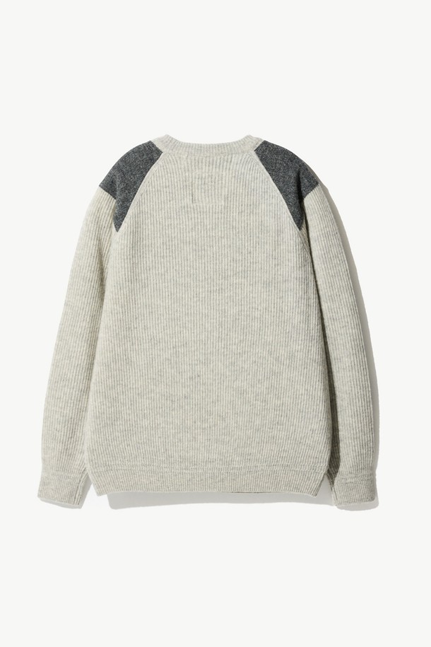 **[램스울] 해리스트위드 코만도 스웨터 그레이**는 가을과 겨울, 일상에서 클래식하고 캐주얼한 스타일을 연출하기 좋은 남성용 니트 스웨터입니다. 부드러운 촉감의 램스울과 나일론 혼방 소재로 제작되었으며, 레귤러 핏에 긴 소매와 라운드넥 디자인을 갖추었습니다. 특히, 해리스트위드 숄더 패치와 리브드 소매단 및 밑단, 그리고 견고한 실루엣이 특징으로, 밀리터리 무드를 더합니다. 그레이, 오렌지, 브라운의 다양한 컬러 옵션이 있으며, 겨울 데일리룩, 모임룩, 데이트룩 등 다양한 TPO에 활용하기 좋습니다.
