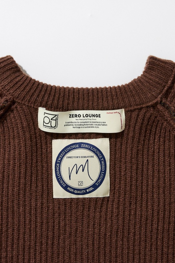 [램스울] 해리스트위드 코만도 스웨터 브라운은 남성용 니트/스웨터로, 가을과 겨울에 어울리는 두꺼운 두께감의 제품입니다. 램스울 소재를 사용하여 부드러운 촉감을 제공하며, 어깨 부분에는 해리스트위드 패치, 소매단과 밑단에는 리브 조직 디테일이 적용되어 밀리터리 및 클래식 스타일을 연출합니다. 레귤러 핏과 라운드넥 디자인으로 제작되었으며, 보강된 구조로 내구성을 높였습니다. 일상, 모임, 비즈니스 캐주얼 등 다양한 TPO에 활용 가능하며, 클래식, 미니멀, 워크웨어 스타일을 선호하는 분들께 추천드립니다. 개발자 서명이 있는 스페셜 포인트 라벨이 부착되어 특별함을 더합니다.
