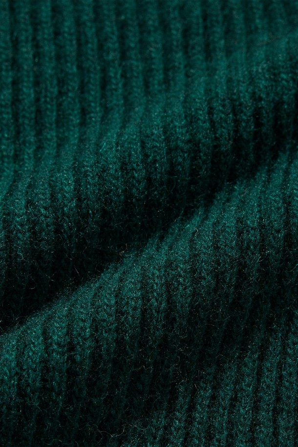 [램스울] 해리스트위드 라운드넥 가디건 그린은 가을, 겨울 시즌 당신의 스타일을 책임질 클래식 가디건입니다. 부드러운 램스울과 나일론 혼방 소재로 제작되어 뛰어난 보온성과 통기성을 자랑하며, 톤온톤의 패치워크 패턴으로 클래식한 무드를 더했습니다. 라운드넥 디자인과 레귤러핏으로 편안한 착용감을 선사하며, 해리스트위드 엘보 패치가 포인트로 적용되어 고급스러움을 더했습니다. 겨울 데일리룩, 모임룩, 카페룩 등 다양한 TPO에 활용 가능하며, 미니멀 또는 캐주얼 스타일과도 훌륭하게 어울립니다.
