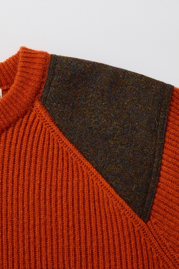 [램스울] 해리스트위드 코만도 스웨터 오렌지는 남성용 니트/스웨터로, 가을과 겨울에 따뜻하게 착용하기 좋습니다. 부드러운 촉감의 램스울과 나일론 혼방 소재로 제작되었으며, 클래식하고 밀리터리한 무드를 연출합니다. 오렌지, 브라운, 그레이 3가지 컬러로 출시되었으며, 레귤러핏에 라운드넥 디자인입니다. 해리스트위드 숄더 패치와 리브 소매단 및 밑단, 그리고 강화된 어깨 구조가 특징이며, 7개월 미만 어린 양털을 사용하여 고급스러움을 더했습니다. 겨울 데일리룩, 출근룩, 데이트룩 등 다양한 TPO에 클래식, 미니멀, 캐주얼 스타일로 연출하기 좋습니다.
