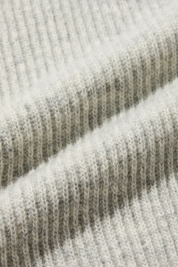 **[램스울] 해리스트위드 코만도 스웨터 그레이**는 가을과 겨울, 일상에서 클래식하고 캐주얼한 스타일을 연출하기 좋은 남성용 니트 스웨터입니다. 부드러운 촉감의 램스울과 나일론 혼방 소재로 제작되었으며, 레귤러 핏에 긴 소매와 라운드넥 디자인을 갖추었습니다. 특히, 해리스트위드 숄더 패치와 리브드 소매단 및 밑단, 그리고 견고한 실루엣이 특징으로, 밀리터리 무드를 더합니다. 그레이, 오렌지, 브라운의 다양한 컬러 옵션이 있으며, 겨울 데일리룩, 모임룩, 데이트룩 등 다양한 TPO에 활용하기 좋습니다.
