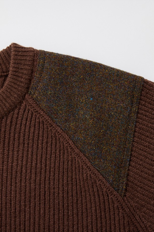 [램스울] 해리스트위드 코만도 스웨터 브라운은 남성용 니트/스웨터로, 가을과 겨울에 어울리는 두꺼운 두께감의 제품입니다. 램스울 소재를 사용하여 부드러운 촉감을 제공하며, 어깨 부분에는 해리스트위드 패치, 소매단과 밑단에는 리브 조직 디테일이 적용되어 밀리터리 및 클래식 스타일을 연출합니다. 레귤러 핏과 라운드넥 디자인으로 제작되었으며, 보강된 구조로 내구성을 높였습니다. 일상, 모임, 비즈니스 캐주얼 등 다양한 TPO에 활용 가능하며, 클래식, 미니멀, 워크웨어 스타일을 선호하는 분들께 추천드립니다. 개발자 서명이 있는 스페셜 포인트 라벨이 부착되어 특별함을 더합니다.
