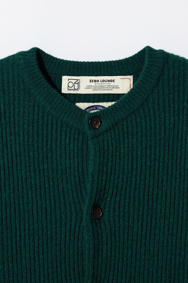 [램스울] 해리스트위드 라운드넥 가디건 그린은 가을, 겨울 시즌 당신의 스타일을 책임질 클래식 가디건입니다. 부드러운 램스울과 나일론 혼방 소재로 제작되어 뛰어난 보온성과 통기성을 자랑하며, 톤온톤의 패치워크 패턴으로 클래식한 무드를 더했습니다. 라운드넥 디자인과 레귤러핏으로 편안한 착용감을 선사하며, 해리스트위드 엘보 패치가 포인트로 적용되어 고급스러움을 더했습니다. 겨울 데일리룩, 모임룩, 카페룩 등 다양한 TPO에 활용 가능하며, 미니멀 또는 캐주얼 스타일과도 훌륭하게 어울립니다.
