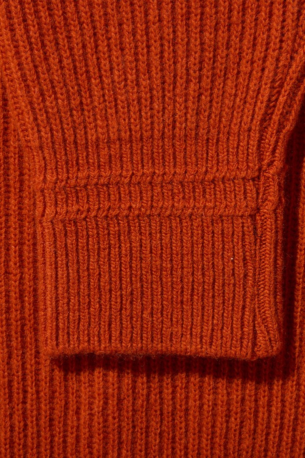 [램스울] 해리스트위드 코만도 스웨터 오렌지는 남성용 니트/스웨터로, 가을과 겨울에 따뜻하게 착용하기 좋습니다. 부드러운 촉감의 램스울과 나일론 혼방 소재로 제작되었으며, 클래식하고 밀리터리한 무드를 연출합니다. 오렌지, 브라운, 그레이 3가지 컬러로 출시되었으며, 레귤러핏에 라운드넥 디자인입니다. 해리스트위드 숄더 패치와 리브 소매단 및 밑단, 그리고 강화된 어깨 구조가 특징이며, 7개월 미만 어린 양털을 사용하여 고급스러움을 더했습니다. 겨울 데일리룩, 출근룩, 데이트룩 등 다양한 TPO에 클래식, 미니멀, 캐주얼 스타일로 연출하기 좋습니다.
