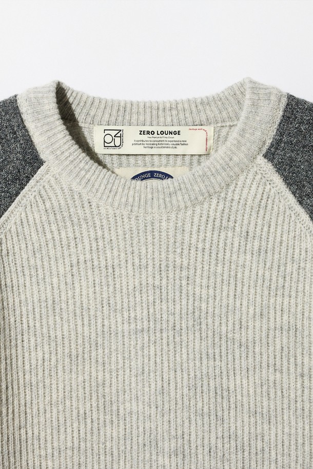 **[램스울] 해리스트위드 코만도 스웨터 그레이**는 가을과 겨울, 일상에서 클래식하고 캐주얼한 스타일을 연출하기 좋은 남성용 니트 스웨터입니다. 부드러운 촉감의 램스울과 나일론 혼방 소재로 제작되었으며, 레귤러 핏에 긴 소매와 라운드넥 디자인을 갖추었습니다. 특히, 해리스트위드 숄더 패치와 리브드 소매단 및 밑단, 그리고 견고한 실루엣이 특징으로, 밀리터리 무드를 더합니다. 그레이, 오렌지, 브라운의 다양한 컬러 옵션이 있으며, 겨울 데일리룩, 모임룩, 데이트룩 등 다양한 TPO에 활용하기 좋습니다.
