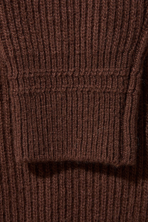 [램스울] 해리스트위드 코만도 스웨터 브라운은 남성용 니트/스웨터로, 가을과 겨울에 어울리는 두꺼운 두께감의 제품입니다. 램스울 소재를 사용하여 부드러운 촉감을 제공하며, 어깨 부분에는 해리스트위드 패치, 소매단과 밑단에는 리브 조직 디테일이 적용되어 밀리터리 및 클래식 스타일을 연출합니다. 레귤러 핏과 라운드넥 디자인으로 제작되었으며, 보강된 구조로 내구성을 높였습니다. 일상, 모임, 비즈니스 캐주얼 등 다양한 TPO에 활용 가능하며, 클래식, 미니멀, 워크웨어 스타일을 선호하는 분들께 추천드립니다. 개발자 서명이 있는 스페셜 포인트 라벨이 부착되어 특별함을 더합니다.
