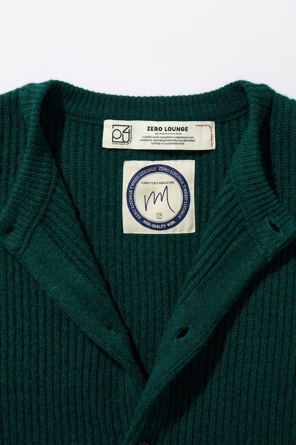 [램스울] 해리스트위드 라운드넥 가디건 그린은 가을, 겨울 시즌 당신의 스타일을 책임질 클래식 가디건입니다. 부드러운 램스울과 나일론 혼방 소재로 제작되어 뛰어난 보온성과 통기성을 자랑하며, 톤온톤의 패치워크 패턴으로 클래식한 무드를 더했습니다. 라운드넥 디자인과 레귤러핏으로 편안한 착용감을 선사하며, 해리스트위드 엘보 패치가 포인트로 적용되어 고급스러움을 더했습니다. 겨울 데일리룩, 모임룩, 카페룩 등 다양한 TPO에 활용 가능하며, 미니멀 또는 캐주얼 스타일과도 훌륭하게 어울립니다.
