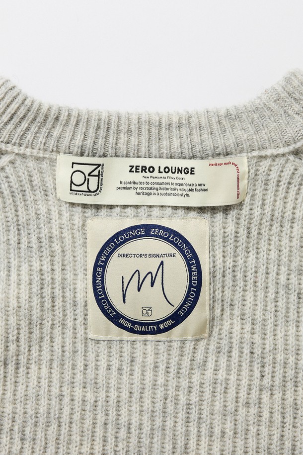 **[램스울] 해리스트위드 코만도 스웨터 그레이**는 가을과 겨울, 일상에서 클래식하고 캐주얼한 스타일을 연출하기 좋은 남성용 니트 스웨터입니다. 부드러운 촉감의 램스울과 나일론 혼방 소재로 제작되었으며, 레귤러 핏에 긴 소매와 라운드넥 디자인을 갖추었습니다. 특히, 해리스트위드 숄더 패치와 리브드 소매단 및 밑단, 그리고 견고한 실루엣이 특징으로, 밀리터리 무드를 더합니다. 그레이, 오렌지, 브라운의 다양한 컬러 옵션이 있으며, 겨울 데일리룩, 모임룩, 데이트룩 등 다양한 TPO에 활용하기 좋습니다.
