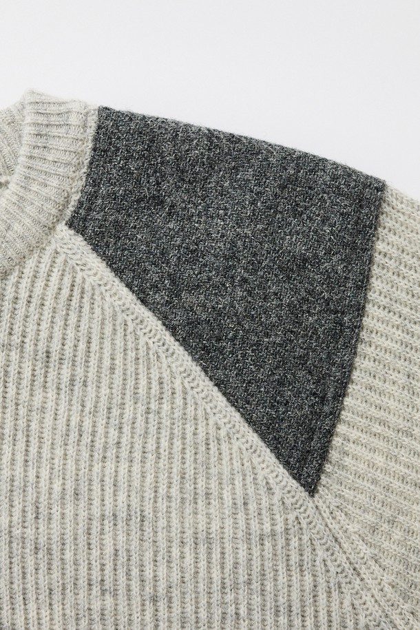 **[램스울] 해리스트위드 코만도 스웨터 그레이**는 가을과 겨울, 일상에서 클래식하고 캐주얼한 스타일을 연출하기 좋은 남성용 니트 스웨터입니다. 부드러운 촉감의 램스울과 나일론 혼방 소재로 제작되었으며, 레귤러 핏에 긴 소매와 라운드넥 디자인을 갖추었습니다. 특히, 해리스트위드 숄더 패치와 리브드 소매단 및 밑단, 그리고 견고한 실루엣이 특징으로, 밀리터리 무드를 더합니다. 그레이, 오렌지, 브라운의 다양한 컬러 옵션이 있으며, 겨울 데일리룩, 모임룩, 데이트룩 등 다양한 TPO에 활용하기 좋습니다.
