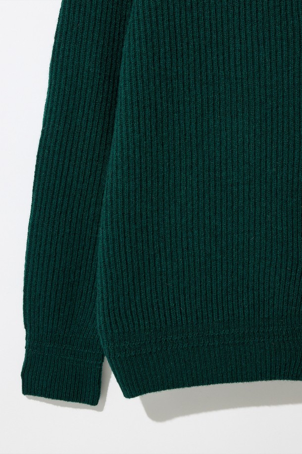 [램스울] 해리스트위드 라운드넥 가디건 그린은 가을, 겨울 시즌 당신의 스타일을 책임질 클래식 가디건입니다. 부드러운 램스울과 나일론 혼방 소재로 제작되어 뛰어난 보온성과 통기성을 자랑하며, 톤온톤의 패치워크 패턴으로 클래식한 무드를 더했습니다. 라운드넥 디자인과 레귤러핏으로 편안한 착용감을 선사하며, 해리스트위드 엘보 패치가 포인트로 적용되어 고급스러움을 더했습니다. 겨울 데일리룩, 모임룩, 카페룩 등 다양한 TPO에 활용 가능하며, 미니멀 또는 캐주얼 스타일과도 훌륭하게 어울립니다.
