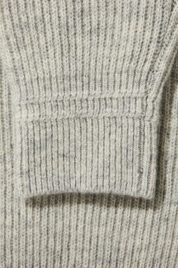 **[램스울] 해리스트위드 코만도 스웨터 그레이**는 가을과 겨울, 일상에서 클래식하고 캐주얼한 스타일을 연출하기 좋은 남성용 니트 스웨터입니다. 부드러운 촉감의 램스울과 나일론 혼방 소재로 제작되었으며, 레귤러 핏에 긴 소매와 라운드넥 디자인을 갖추었습니다. 특히, 해리스트위드 숄더 패치와 리브드 소매단 및 밑단, 그리고 견고한 실루엣이 특징으로, 밀리터리 무드를 더합니다. 그레이, 오렌지, 브라운의 다양한 컬러 옵션이 있으며, 겨울 데일리룩, 모임룩, 데이트룩 등 다양한 TPO에 활용하기 좋습니다.
