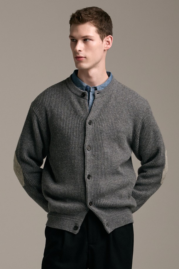 [램스울] 해리스트위드 라운드넥 가디건 그레이는 램스울 소재로 제작되어 부드러운 촉감을 자랑하며, 가을과 겨울에 따뜻하게 착용할 수 있습니다. 클래식하고 베이직한 스타일로, 출근룩, 겨울 데일리룩, 모임룩 등 다양한 TPO에 활용하기 좋습니다. 톤 다운된 그레이 컬러와 해리스트위드 엘보 패치가 특징이며, 레귤러핏 라운드넥 디자인입니다. 커프스와 밑단은 리브드 마감 처리되었으며, 신축성 방지 조직으로 변형 없이 오래 입을 수 있습니다.
