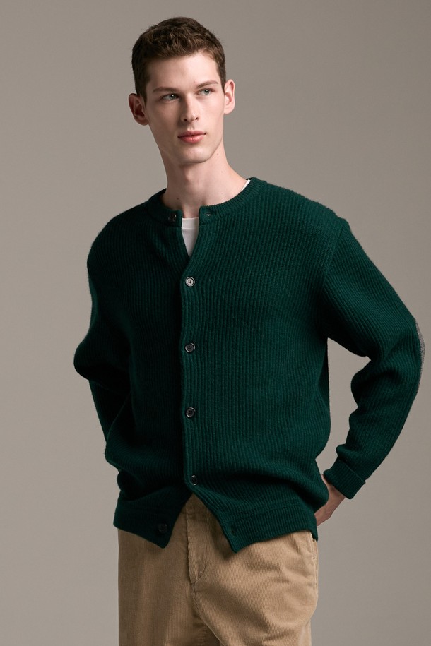 [램스울] 해리스트위드 라운드넥 가디건 그린은 가을, 겨울 시즌 당신의 스타일을 책임질 클래식 가디건입니다. 부드러운 램스울과 나일론 혼방 소재로 제작되어 뛰어난 보온성과 통기성을 자랑하며, 톤온톤의 패치워크 패턴으로 클래식한 무드를 더했습니다. 라운드넥 디자인과 레귤러핏으로 편안한 착용감을 선사하며, 해리스트위드 엘보 패치가 포인트로 적용되어 고급스러움을 더했습니다. 겨울 데일리룩, 모임룩, 카페룩 등 다양한 TPO에 활용 가능하며, 미니멀 또는 캐주얼 스타일과도 훌륭하게 어울립니다.
