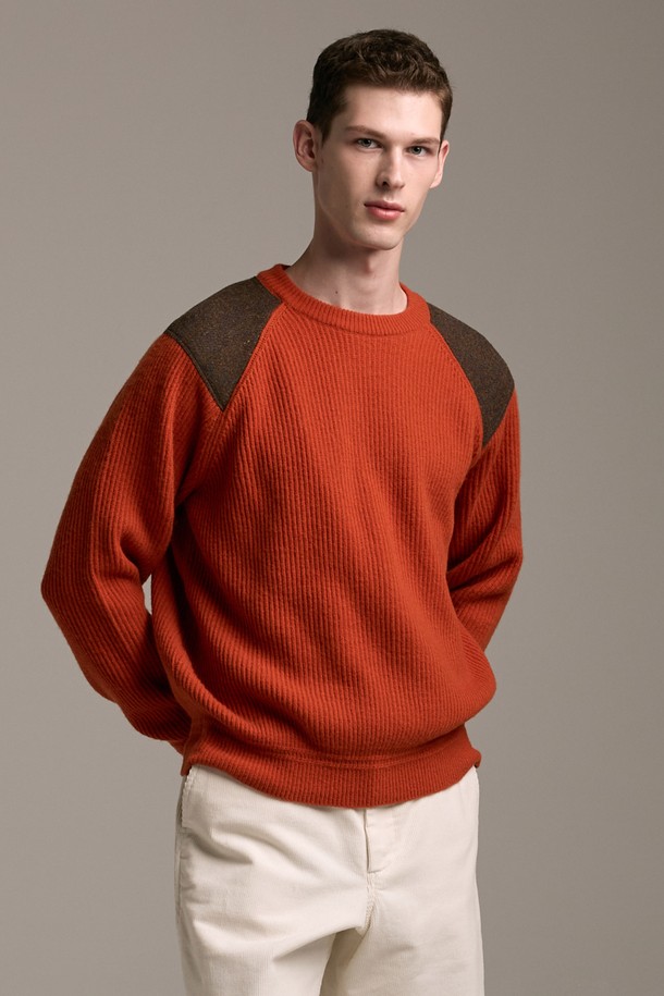 [램스울] 해리스트위드 코만도 스웨터 오렌지는 남성용 니트/스웨터로, 가을과 겨울에 따뜻하게 착용하기 좋습니다. 부드러운 촉감의 램스울과 나일론 혼방 소재로 제작되었으며, 클래식하고 밀리터리한 무드를 연출합니다. 오렌지, 브라운, 그레이 3가지 컬러로 출시되었으며, 레귤러핏에 라운드넥 디자인입니다. 해리스트위드 숄더 패치와 리브 소매단 및 밑단, 그리고 강화된 어깨 구조가 특징이며, 7개월 미만 어린 양털을 사용하여 고급스러움을 더했습니다. 겨울 데일리룩, 출근룩, 데이트룩 등 다양한 TPO에 클래식, 미니멀, 캐주얼 스타일로 연출하기 좋습니다.
