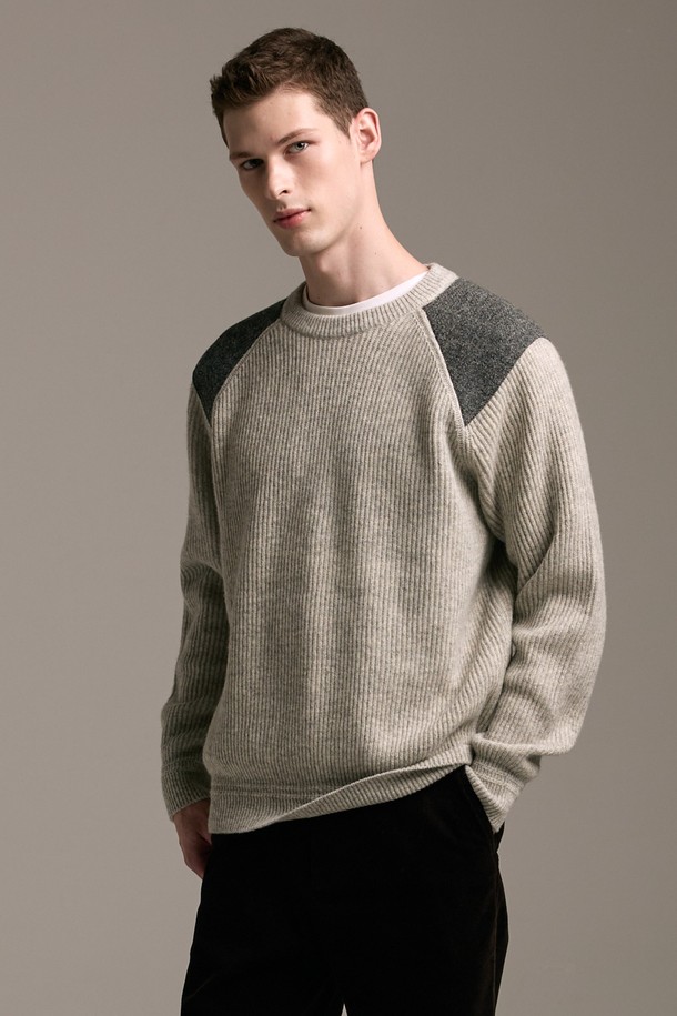 **[램스울] 해리스트위드 코만도 스웨터 그레이**는 가을과 겨울, 일상에서 클래식하고 캐주얼한 스타일을 연출하기 좋은 남성용 니트 스웨터입니다. 부드러운 촉감의 램스울과 나일론 혼방 소재로 제작되었으며, 레귤러 핏에 긴 소매와 라운드넥 디자인을 갖추었습니다. 특히, 해리스트위드 숄더 패치와 리브드 소매단 및 밑단, 그리고 견고한 실루엣이 특징으로, 밀리터리 무드를 더합니다. 그레이, 오렌지, 브라운의 다양한 컬러 옵션이 있으며, 겨울 데일리룩, 모임룩, 데이트룩 등 다양한 TPO에 활용하기 좋습니다.
