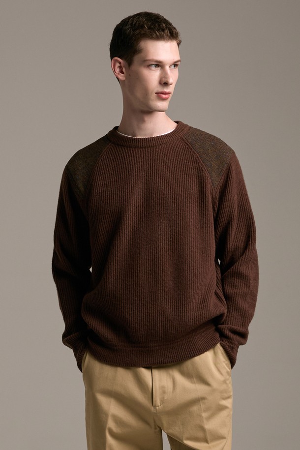 [램스울] 해리스트위드 코만도 스웨터 브라운은 남성용 니트/스웨터로, 가을과 겨울에 어울리는 두꺼운 두께감의 제품입니다. 램스울 소재를 사용하여 부드러운 촉감을 제공하며, 어깨 부분에는 해리스트위드 패치, 소매단과 밑단에는 리브 조직 디테일이 적용되어 밀리터리 및 클래식 스타일을 연출합니다. 레귤러 핏과 라운드넥 디자인으로 제작되었으며, 보강된 구조로 내구성을 높였습니다. 일상, 모임, 비즈니스 캐주얼 등 다양한 TPO에 활용 가능하며, 클래식, 미니멀, 워크웨어 스타일을 선호하는 분들께 추천드립니다. 개발자 서명이 있는 스페셜 포인트 라벨이 부착되어 특별함을 더합니다.
