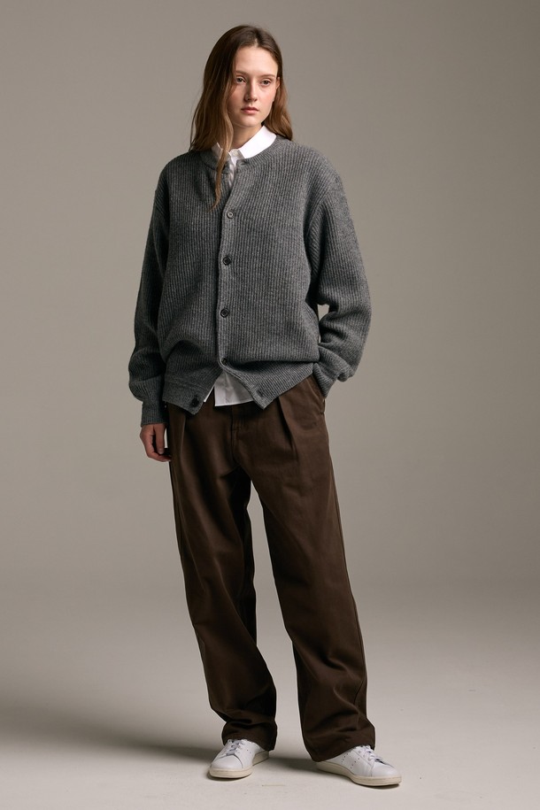 [램스울] 해리스트위드 라운드넥 가디건 그레이는 램스울 소재로 제작되어 부드러운 촉감을 자랑하며, 가을과 겨울에 따뜻하게 착용할 수 있습니다. 클래식하고 베이직한 스타일로, 출근룩, 겨울 데일리룩, 모임룩 등 다양한 TPO에 활용하기 좋습니다. 톤 다운된 그레이 컬러와 해리스트위드 엘보 패치가 특징이며, 레귤러핏 라운드넥 디자인입니다. 커프스와 밑단은 리브드 마감 처리되었으며, 신축성 방지 조직으로 변형 없이 오래 입을 수 있습니다.
