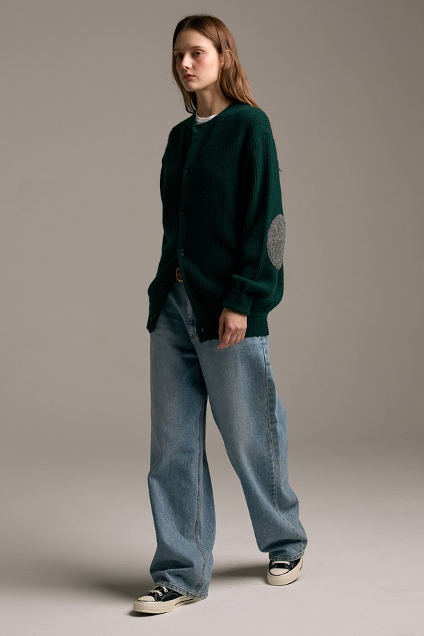 [램스울] 해리스트위드 라운드넥 가디건 그린은 가을, 겨울 시즌 당신의 스타일을 책임질 클래식 가디건입니다. 부드러운 램스울과 나일론 혼방 소재로 제작되어 뛰어난 보온성과 통기성을 자랑하며, 톤온톤의 패치워크 패턴으로 클래식한 무드를 더했습니다. 라운드넥 디자인과 레귤러핏으로 편안한 착용감을 선사하며, 해리스트위드 엘보 패치가 포인트로 적용되어 고급스러움을 더했습니다. 겨울 데일리룩, 모임룩, 카페룩 등 다양한 TPO에 활용 가능하며, 미니멀 또는 캐주얼 스타일과도 훌륭하게 어울립니다.
