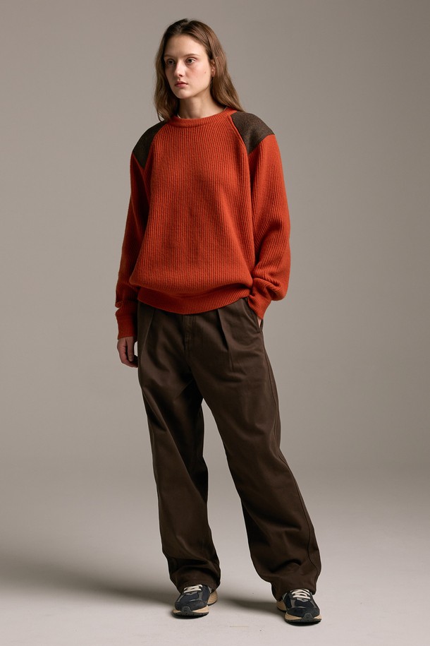 [램스울] 해리스트위드 코만도 스웨터 오렌지는 남성용 니트/스웨터로, 가을과 겨울에 따뜻하게 착용하기 좋습니다. 부드러운 촉감의 램스울과 나일론 혼방 소재로 제작되었으며, 클래식하고 밀리터리한 무드를 연출합니다. 오렌지, 브라운, 그레이 3가지 컬러로 출시되었으며, 레귤러핏에 라운드넥 디자인입니다. 해리스트위드 숄더 패치와 리브 소매단 및 밑단, 그리고 강화된 어깨 구조가 특징이며, 7개월 미만 어린 양털을 사용하여 고급스러움을 더했습니다. 겨울 데일리룩, 출근룩, 데이트룩 등 다양한 TPO에 클래식, 미니멀, 캐주얼 스타일로 연출하기 좋습니다.
