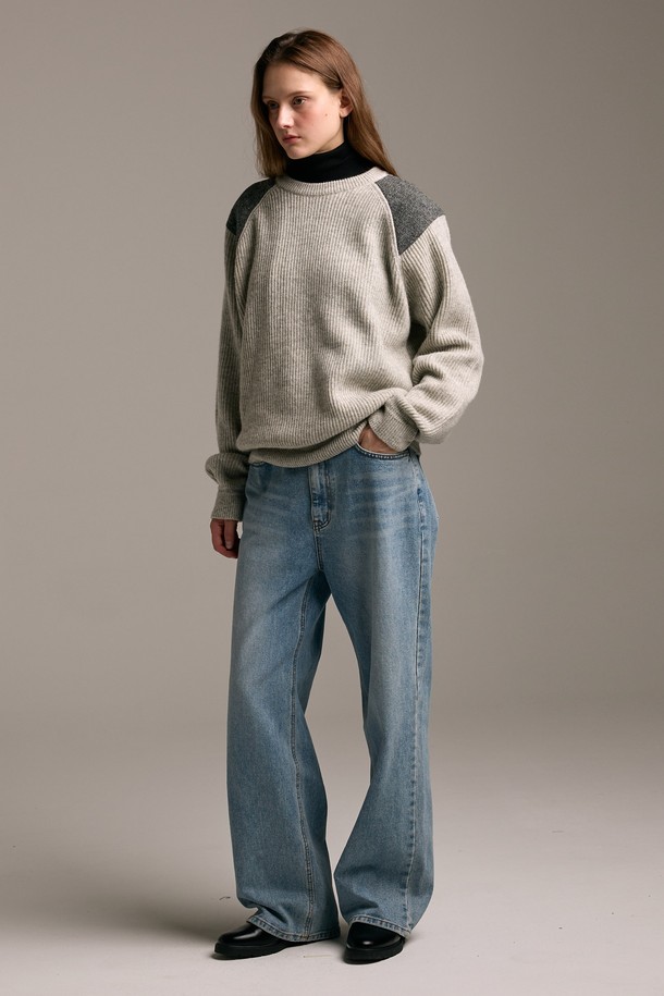 **[램스울] 해리스트위드 코만도 스웨터 그레이**는 가을과 겨울, 일상에서 클래식하고 캐주얼한 스타일을 연출하기 좋은 남성용 니트 스웨터입니다. 부드러운 촉감의 램스울과 나일론 혼방 소재로 제작되었으며, 레귤러 핏에 긴 소매와 라운드넥 디자인을 갖추었습니다. 특히, 해리스트위드 숄더 패치와 리브드 소매단 및 밑단, 그리고 견고한 실루엣이 특징으로, 밀리터리 무드를 더합니다. 그레이, 오렌지, 브라운의 다양한 컬러 옵션이 있으며, 겨울 데일리룩, 모임룩, 데이트룩 등 다양한 TPO에 활용하기 좋습니다.
