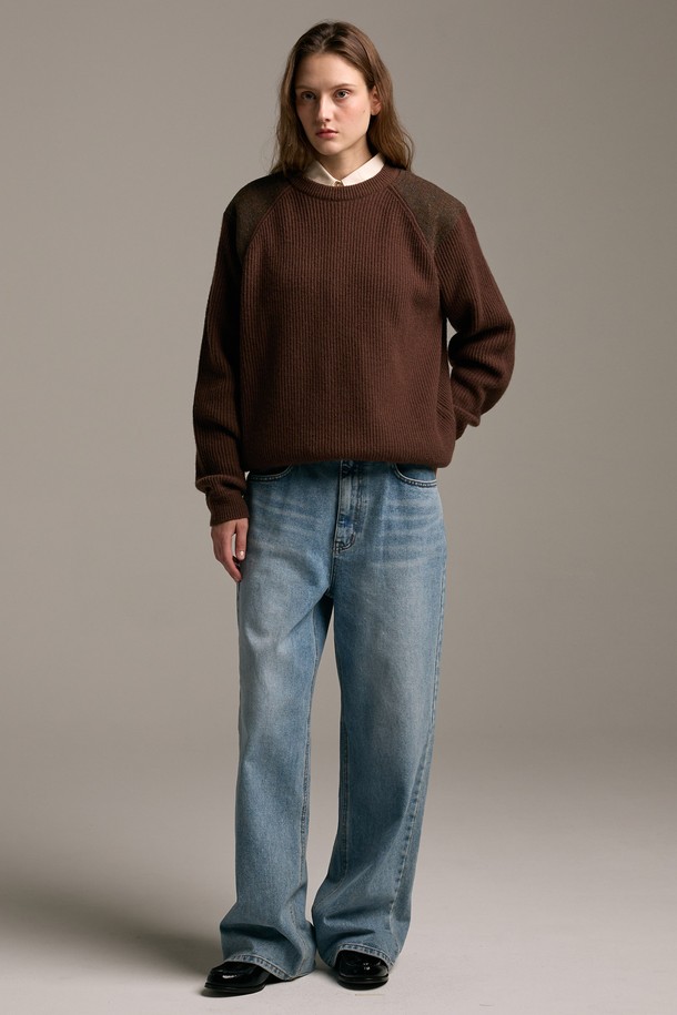 [램스울] 해리스트위드 코만도 스웨터 브라운은 남성용 니트/스웨터로, 가을과 겨울에 어울리는 두꺼운 두께감의 제품입니다. 램스울 소재를 사용하여 부드러운 촉감을 제공하며, 어깨 부분에는 해리스트위드 패치, 소매단과 밑단에는 리브 조직 디테일이 적용되어 밀리터리 및 클래식 스타일을 연출합니다. 레귤러 핏과 라운드넥 디자인으로 제작되었으며, 보강된 구조로 내구성을 높였습니다. 일상, 모임, 비즈니스 캐주얼 등 다양한 TPO에 활용 가능하며, 클래식, 미니멀, 워크웨어 스타일을 선호하는 분들께 추천드립니다. 개발자 서명이 있는 스페셜 포인트 라벨이 부착되어 특별함을 더합니다.
