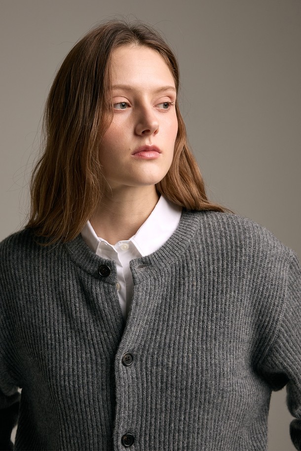 [램스울] 해리스트위드 라운드넥 가디건 그레이는 램스울 소재로 제작되어 부드러운 촉감을 자랑하며, 가을과 겨울에 따뜻하게 착용할 수 있습니다. 클래식하고 베이직한 스타일로, 출근룩, 겨울 데일리룩, 모임룩 등 다양한 TPO에 활용하기 좋습니다. 톤 다운된 그레이 컬러와 해리스트위드 엘보 패치가 특징이며, 레귤러핏 라운드넥 디자인입니다. 커프스와 밑단은 리브드 마감 처리되었으며, 신축성 방지 조직으로 변형 없이 오래 입을 수 있습니다.
