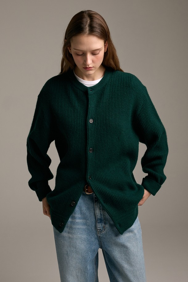 [램스울] 해리스트위드 라운드넥 가디건 그린은 가을, 겨울 시즌 당신의 스타일을 책임질 클래식 가디건입니다. 부드러운 램스울과 나일론 혼방 소재로 제작되어 뛰어난 보온성과 통기성을 자랑하며, 톤온톤의 패치워크 패턴으로 클래식한 무드를 더했습니다. 라운드넥 디자인과 레귤러핏으로 편안한 착용감을 선사하며, 해리스트위드 엘보 패치가 포인트로 적용되어 고급스러움을 더했습니다. 겨울 데일리룩, 모임룩, 카페룩 등 다양한 TPO에 활용 가능하며, 미니멀 또는 캐주얼 스타일과도 훌륭하게 어울립니다.
